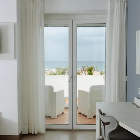 Caravel Hotel